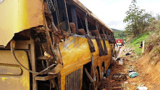 Ônibus de turismo que saiu da Bahia tomba na BR-381