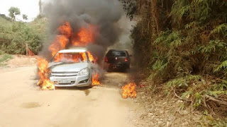 Bandidos tentam roubar posto bancário, fazem reféns e incendeiam veículo