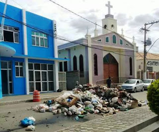 Sem receber salários há 4 meses, funcionários jogam lixo em frente à prefeitura