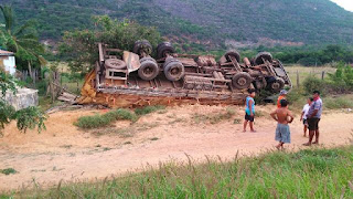 Caminhão da fazenda Dois Irmãos tomba na BA-142