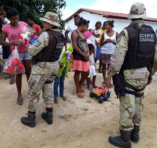 Cipe Chapada distribui presentes