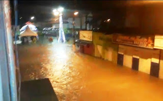 Forte chuva causa alagamentos em ruas e casas