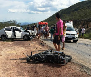 Jovem morre em colisão entre moto e carro