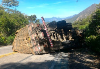 Caminhão carregado de maracujá tomba