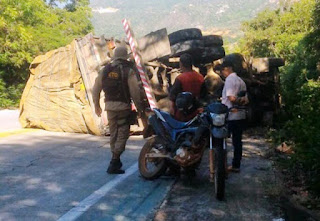 Caminhão carregado de maracujá tomba