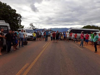 Caminhoneiros bloqueiam a BA-148