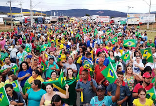 População realiza grande passeata