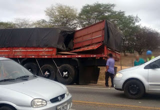 Trem atinge carreta na BR-030