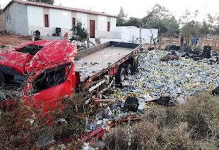 Caminhão carregado com Maracujá tomba