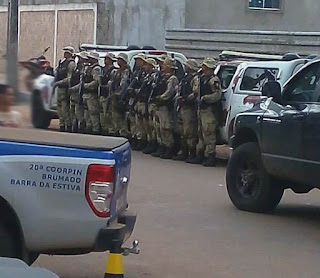 13 presos se rebelam e queimam colchões na delegacia de Barra da Estiva Presos se rebelam e queimam colchões