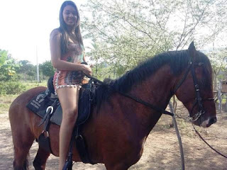 Jovem no cavalo