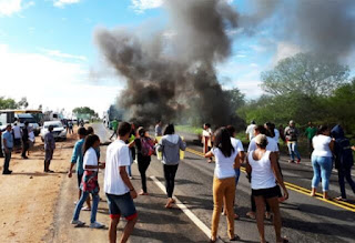 Pais e alunos realizam protesto na BA-262