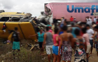 Batida entre ônibus escolar e carreta