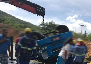 Caminhão carregado com cerveja tomba