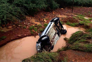 Carro é arrastado por água da chuva