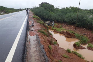 Água da chuva na BR-030