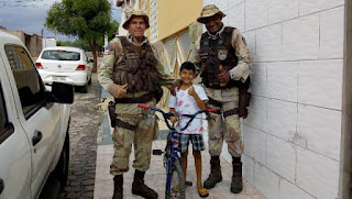 Garoto ganha bicicleta