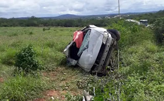 Carro capota em Sussuarana