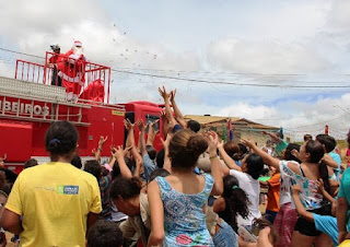 Distribui 2 mil brinquedos e lanches