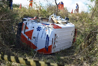 Batida entre carreta e ambulância