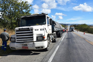 Batida entre carreta e ambulância