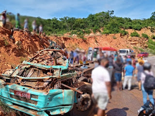 Motorista fica preso às ferragens após caminhão tombar na BA-148, em Rio de Contas