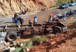 Motorista fica preso às ferragens após caminhão tombar na BA-148, em Rio de Contas