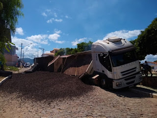 Carreta perde o controle e vira em praça de Ituaçu na Chapada Diamantina