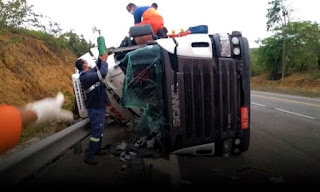 Carreta tomba, carona morre e condutor fica ferido na rodovia BR-116