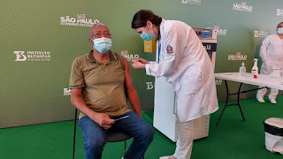Após aprovação da Anvisa, governo de SP aplica 1ª dose da CoronaVac
