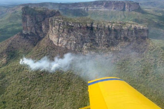 Bombeiros e brigadistas se unem em novo combate a incêndio na Chapada Diamantina