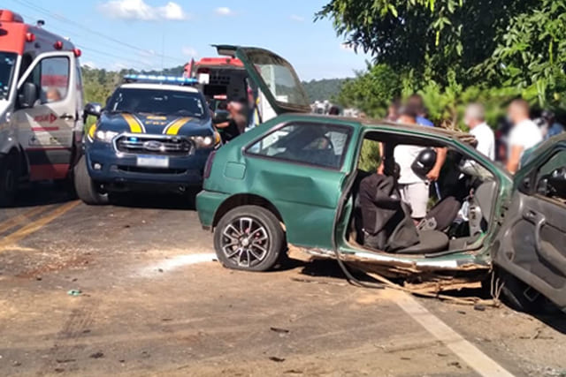 Oito pessoas em um carro ficam feridas em acidente na BR-330, em Jitaúna