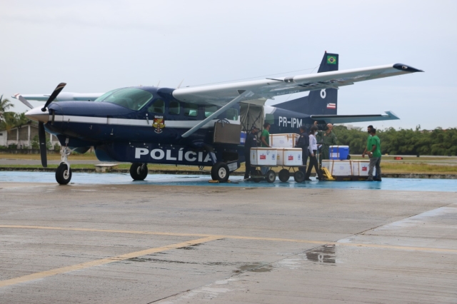 Aviões levam doses de vacinas contra Covid-19 para o interior da Bahia