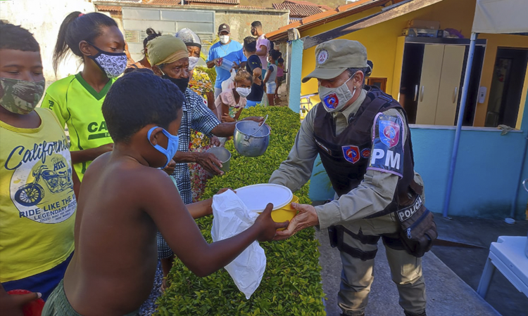 Ronda Maria da Penha entrega sopa para moradores de Jequié