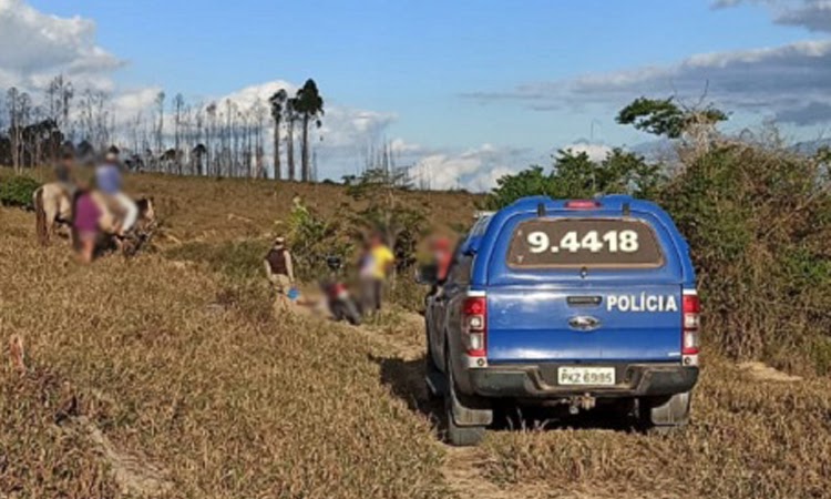 Jovem é executado e bandidos usam celular da vítima para enviar fotos do corpo à família