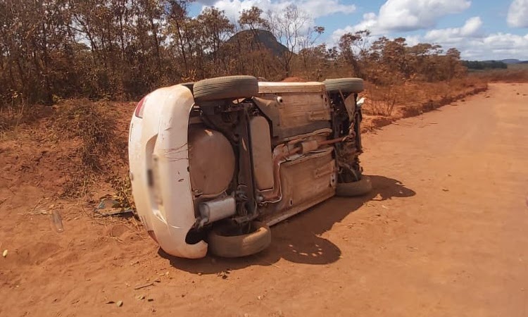 Carro capota e motorista fica ferido na Chapada Diamantina