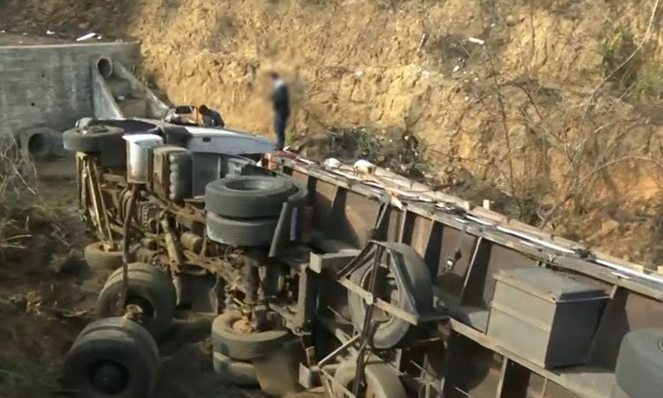 Motorista perde controle de caminhão e tomba em vala do Anel Rodoviário de Vitória da Conquista