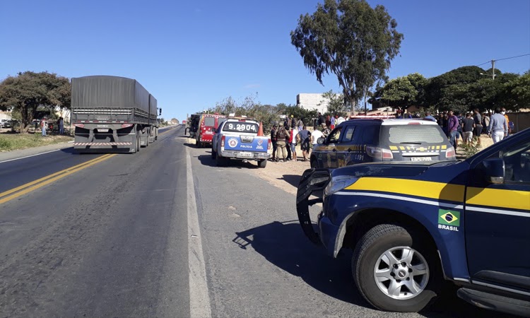 Caminhão carregado com milho tomba na Chapada Diamantina e motorista fica ferido