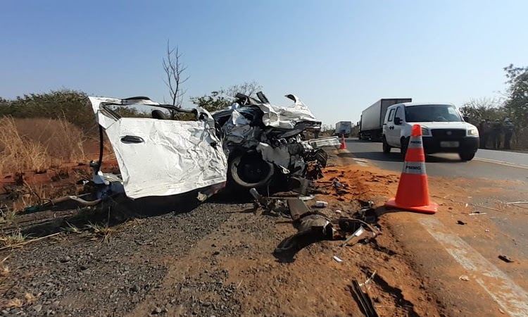 Ônibus que seguia para Chapada Diamantina, bate em veículo e deixa mortos e feridos