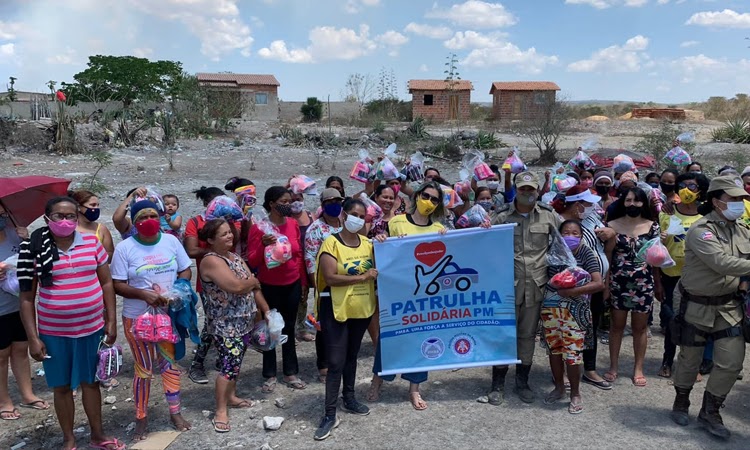 300 cestas básicas são distribuídas pela Patrulha Solidária e Programa Mãos, em Vitória da Conquista