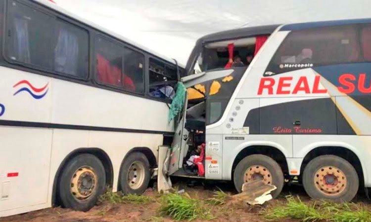 Batida entre dois ônibus deixa 4 mortos no interior da Bahia; 3 das vítimas são crianças 1 Batida entre dois ônibus deixa 4 mortos no interior da Bahia; 3 das vítimas são crianças