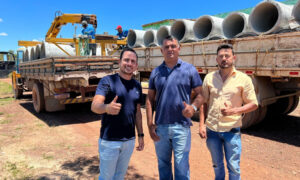 Prefeito Phellipe Brito acompanha obras de melhorias de estradas na zona rural de Ituaçu