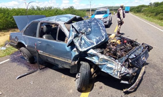 Motorista é arremessado de carro após capotamento na BA-026, em Maracás