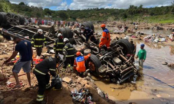 Motorista fica preso as ferragens após caminhão despencar de ponte em Cândido Sales