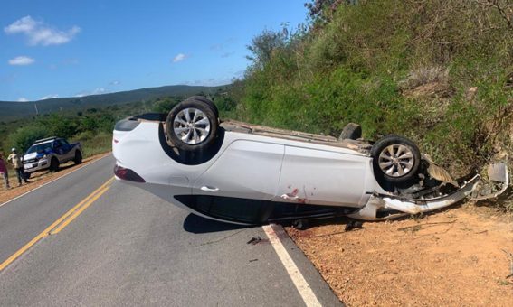 Idoso de 61 anos fica gravemente ferido após carro capotar entre Tanhaçu e Ituaçu