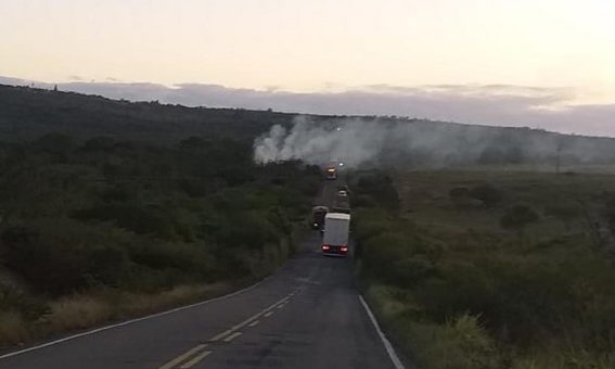 Carretas pegam fogo após acidente e motorista morre carbonizado na BA-026