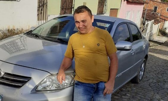 Motorista morre após carro colidir na traseira de caminhão na BR-330, em Ipiaú