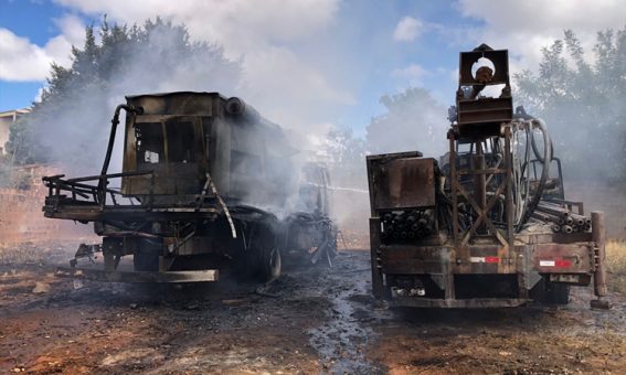 Dois caminhões ficam destruídos após incêndio na Chapada Diamantina