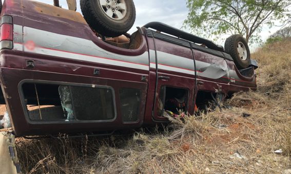 Carro capota após bater em caminhão na BA-156, em Macaúbas