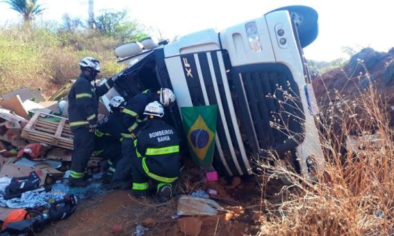 Caminhoneiro morre após capotar caminhão na BR-030, entre Caetité e Guanambi